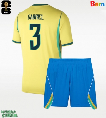 Brasilien Gabriel Magalhaes #3 Replika Babytøj Hjemmebanesæt Børn VM 2026 Kortærmet (+ Korte bukser)